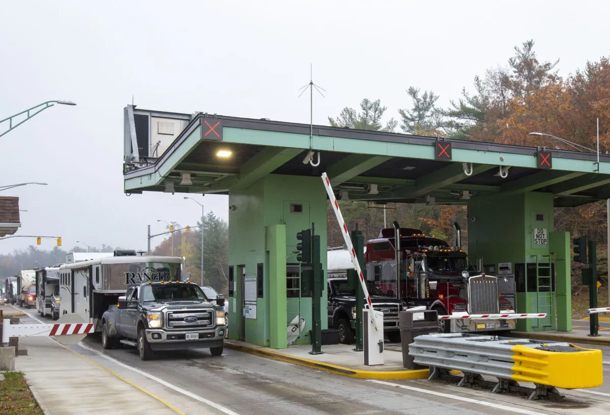Vehicles wait at the Thousand Islands Bridge border crossing in Lansdowne, Ont., to cross into the United States after the U.S. border opened to non-essential travel on Nov. 8, 2021. (The Canadian Press/Lars Hagberg)