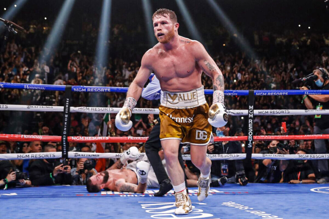 Alvarez Stops Plant to Become Undisputed 168-Pound Champ