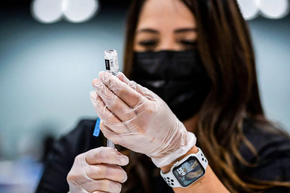 A pharmacist prepares a COVID-19 vaccine booster shot in San Rafael, Calif, on Oct. 1, 2021. (Justin Sullivan/Getty Images)