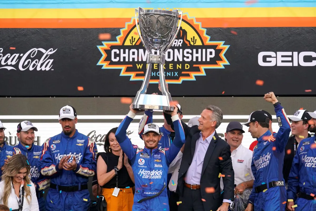 Kyle Larson (C) celebrates after winning a NASCAR Cup Series auto race and championship in Avondale, Ariz., on Nov. 7, 2021. (Rick Scuteri/AP Photo)