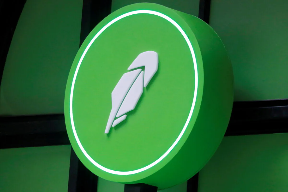 The logo of Robinhood Markets Inc. is seen at a pop-up event on Wall Street after the company's IPO in New York City on July 29, 2021. (Andrew Kelly/Reuters)