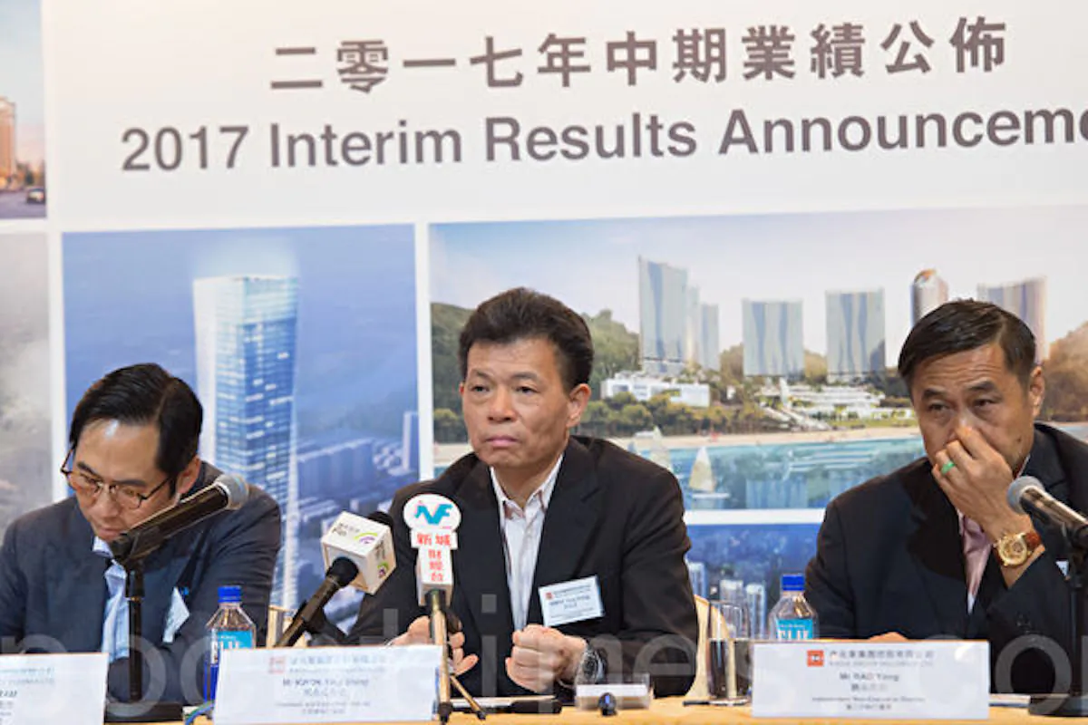Guo Yingcheng (center) , the chairman and co-founder of Kaisa Group, at the company’s interim results meeting, on Aug. 29, 2017. (Guo Weili/The Epoch Times)