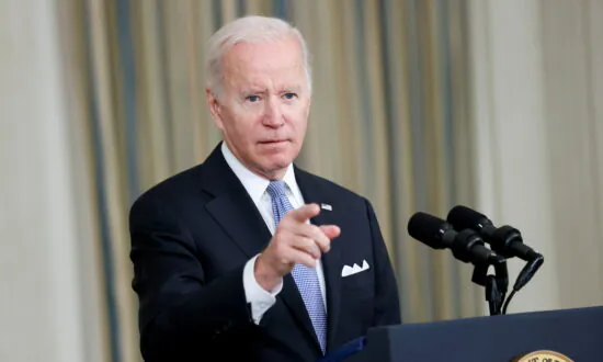 Federal Workers Union Urges Biden to Postpone His Vaccine Mandate Deadline