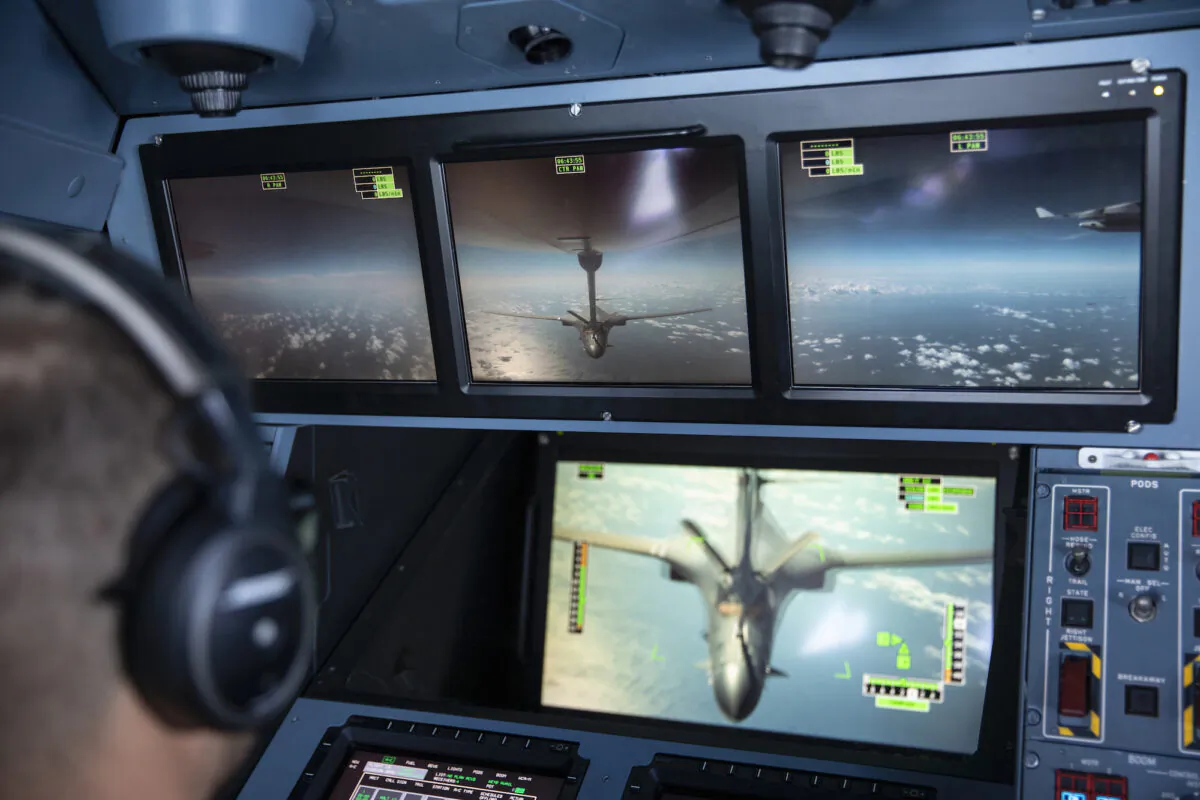Two US Air Force B-1 Lancer bombers conducted planned emergency diversion familiarisation training over RAAF Base Darwin, on Nov. 8, 2021. (LACW Emma Schwenke/ADF)