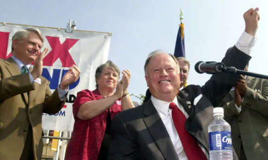 Max Cleland Dies; Senator and Veteran Lost Limbs in Vietnam