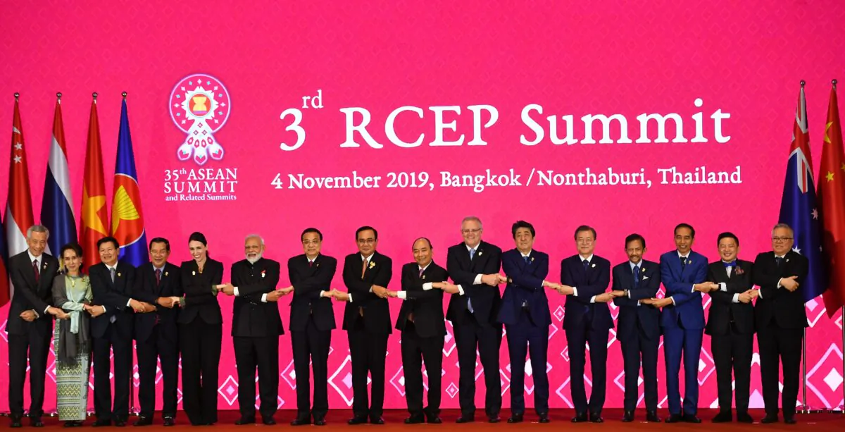 (L–R) Officials from Singapore, Burma, Laos, Cambodia, New Zealand, India, China, Thailand, Vietnam, Australia, Japan, South Korea, Brunei, Indonesia, Malaysia, and the Philippines pose for a group photo during the 3rd Regional Comprehensive Economic Partnership Summit in Bangkok on Nov. 4, 2019. (Manan Vatsyayana/AFP via Getty Images)