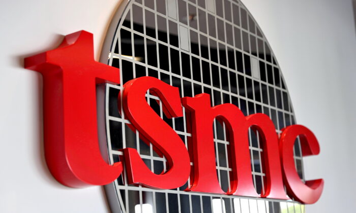  logo of Taiwan Semiconductor Manufacturing Co (TSMC) is pictured at its headquarters, in Hsinchu, Taiwan, on Jan. 19, 2021. (Ann Wang/Reuters File Photo)