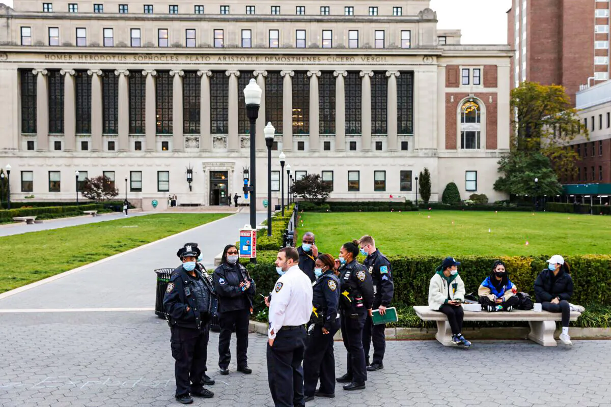 Law enforcement gather at Columbia University campus in response to a bomb threat in New York on Nov. 7, 2021. (Caitlin Ochs/Reuters)