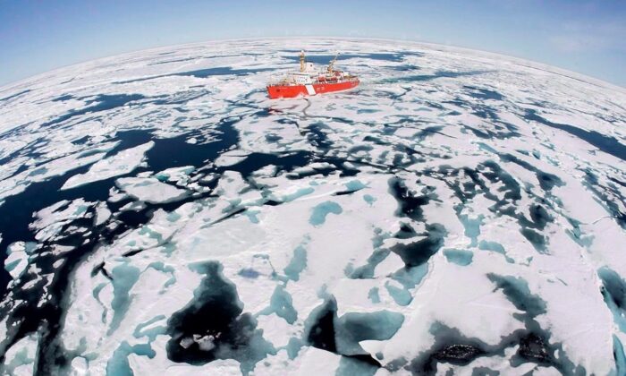 The Canadian Coast Guard icebreaker Louis S. St-Laurent makes its mode   done  the crystal  successful  Baffin Bay, July 10, 2008. (The Canadian Press/Jonathan Hayward)