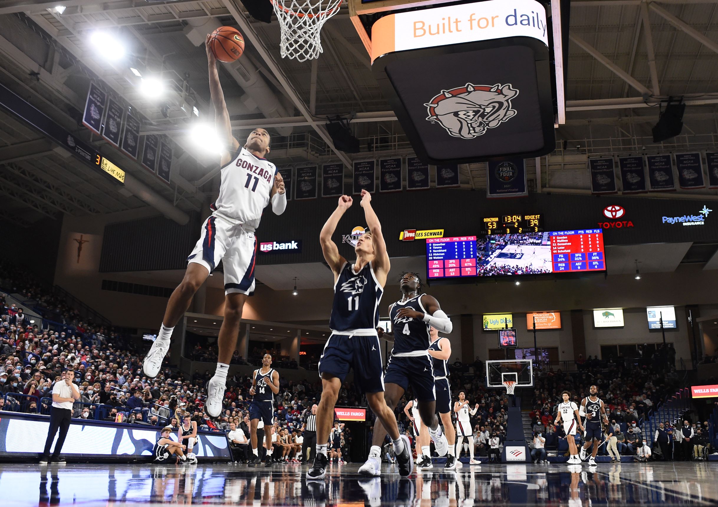 Gonzaga Bulldogs guard Nolan Hickman, (L)