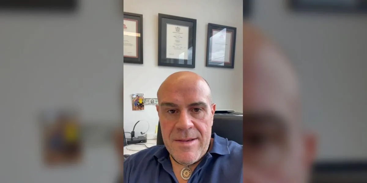 Award winning coffee empire boss Phillip Di Bella in video on LinkedIn discussing new Queensland rules barring unvaccinated from venues. (Screenshot by The Epoch Times)