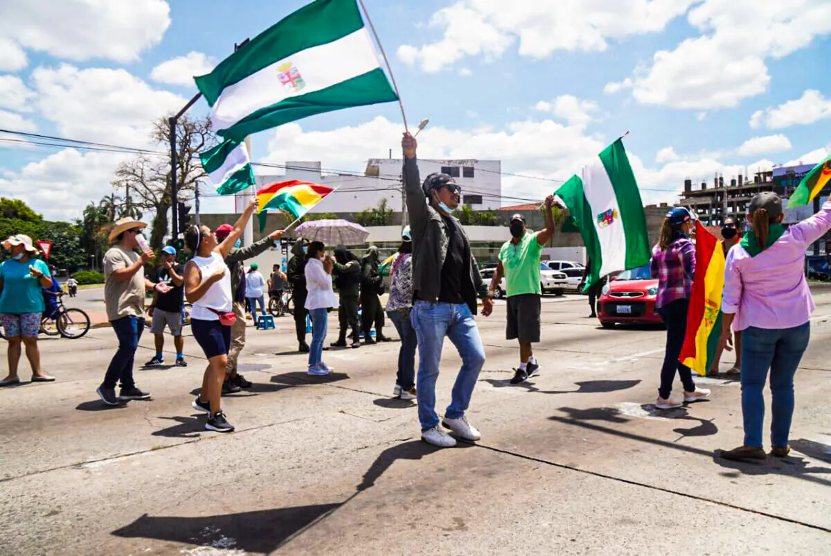 Diego Infante holds the flag of Santa Cruz during a road blockade on Nov. 9, 2021. (Cesar Calani Cosso / The Epoch Times)