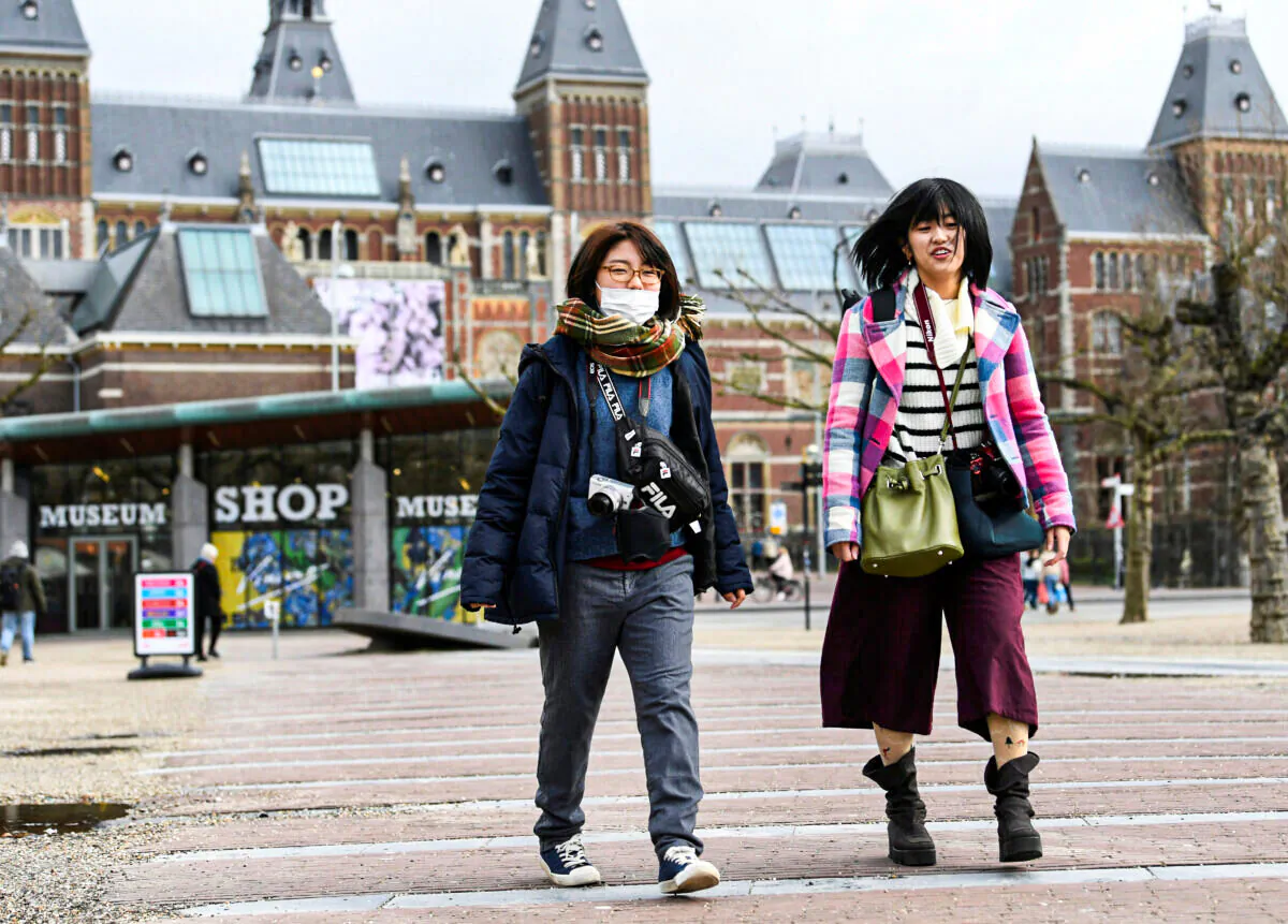 Tourists are confronted with a closed Rijksmuseum because of the coronavirus outbreak, in Amsterdam, Netherlands March 13, 2020. REUTERS/Piroschka van de Wouw