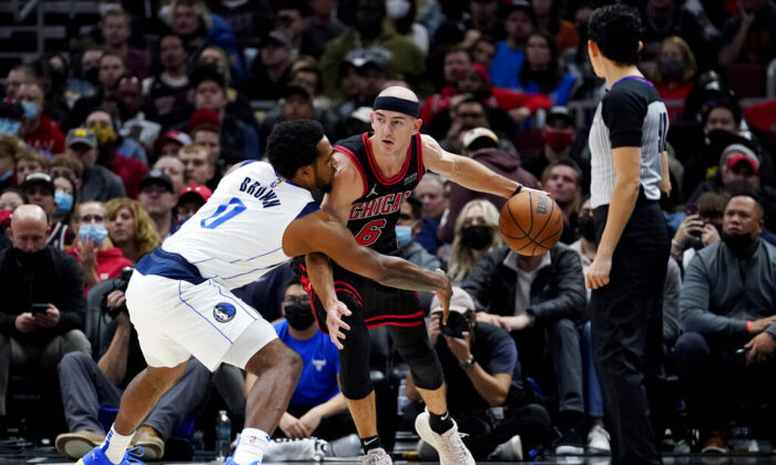 Chicago Bulls guard Alex Caruso (6) is defended by Dallas Mavericks forward Sterling Brown during the first half of an NBA basketball game in Chicago, on Nov. 10, 2021. (Nam Y. Huh/AP Photo)