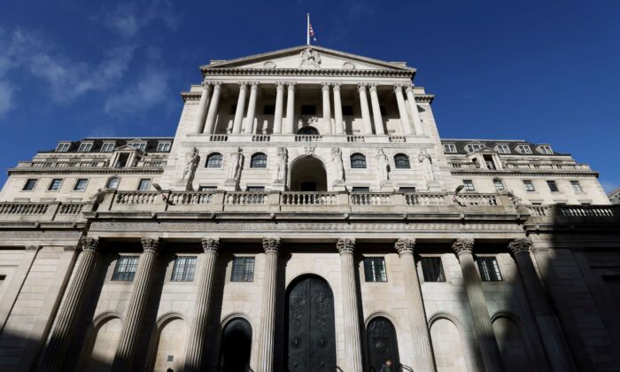 A idiosyncratic   walks past   the Bank of England, successful  London, Britain connected  Oct. 31, 2021. (Tom Nicholson/Reuters)