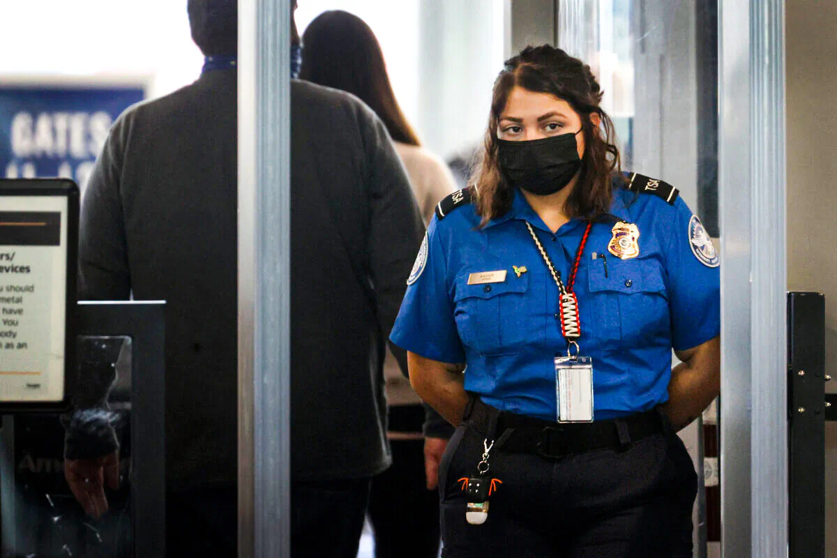 Transportation Security Administration (TSA) workers screen passengers at O'Hare International Airport in Chicago, Ill., on Nov. 8, 2021. (Scott Olson/Getty Images)