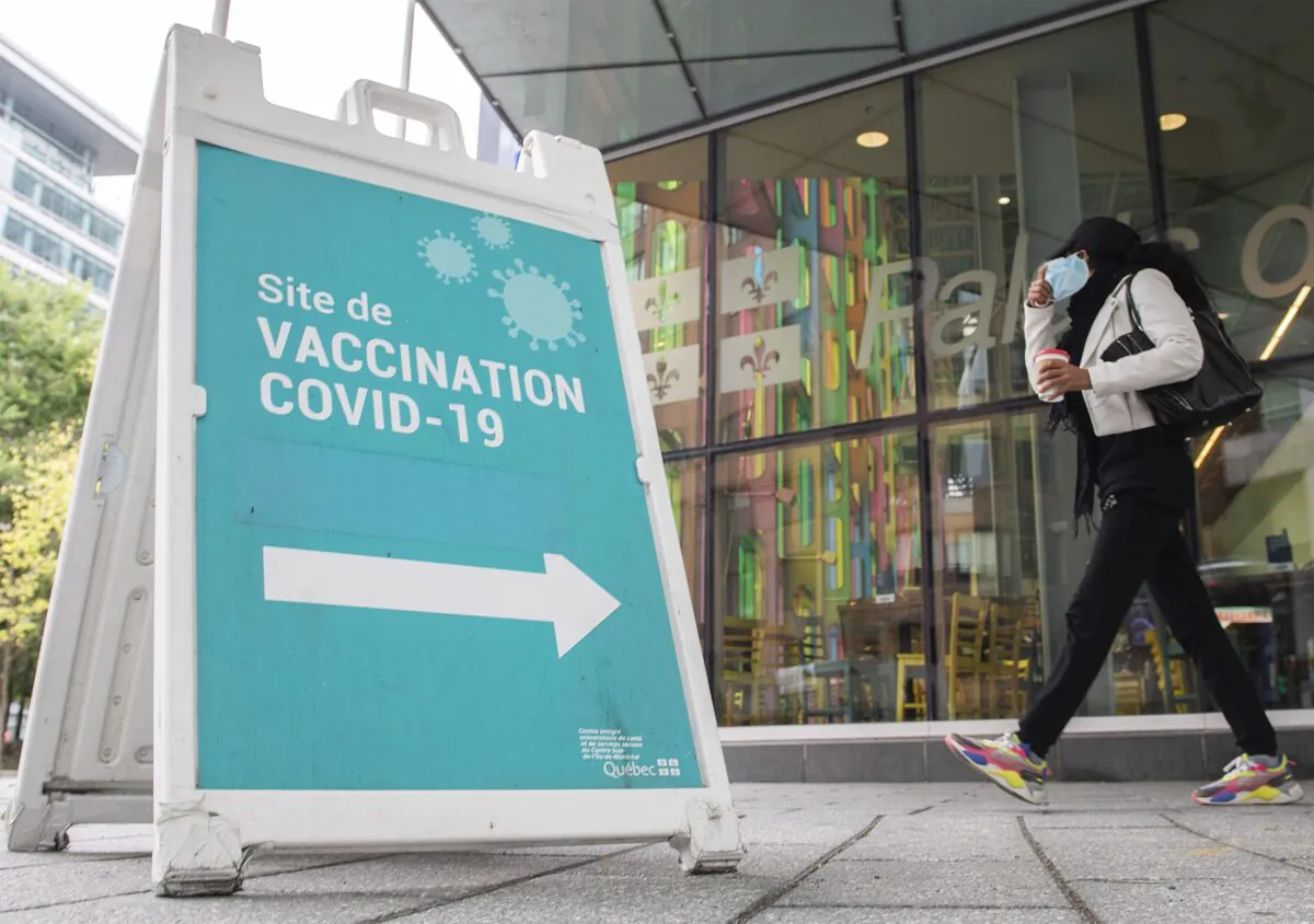 A sign outside a COVID-19 vaccination site in Montreal on Oct. 3, 2021. (The Canadian Press/Graham Hughes)