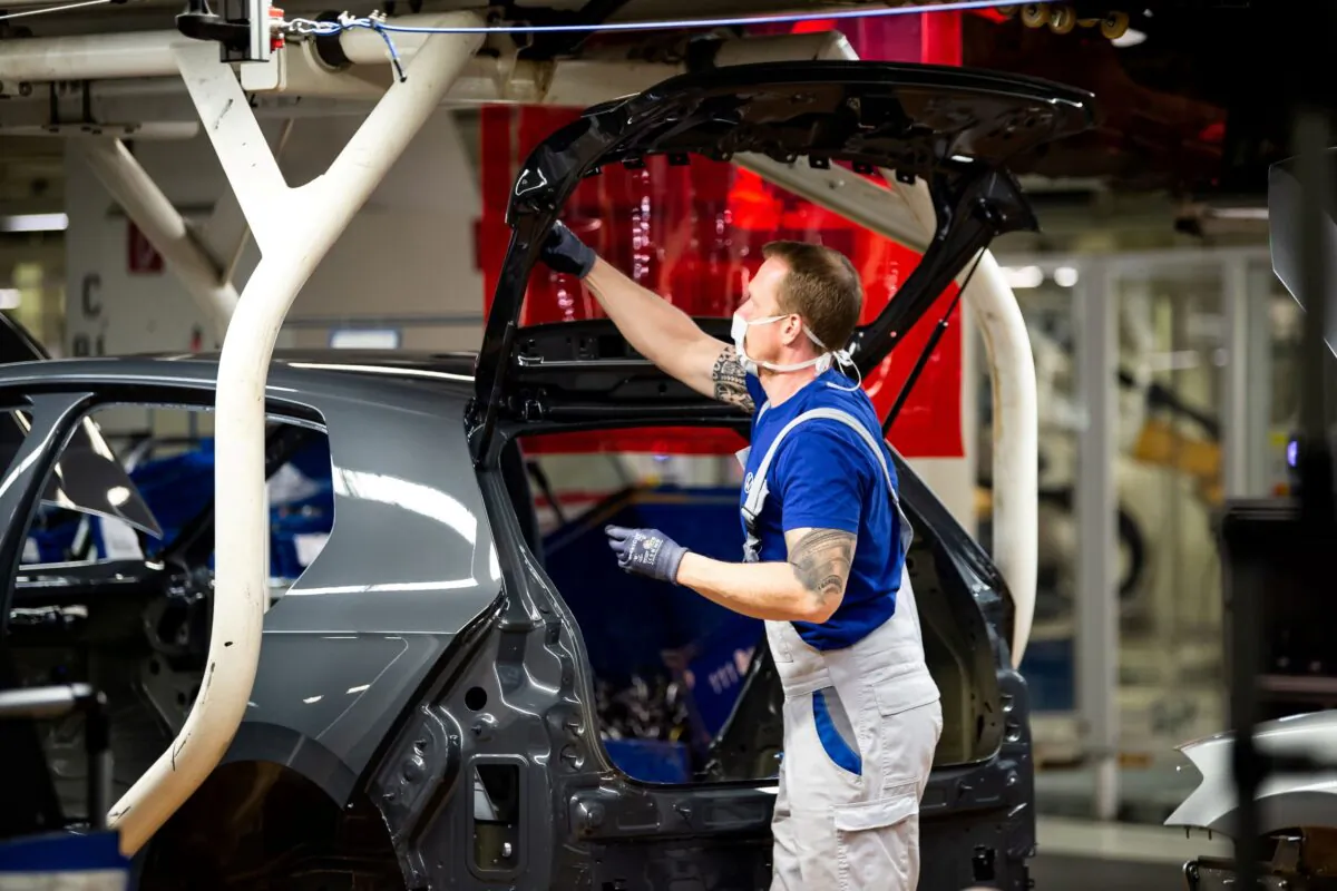 A worker wears a protective mask at the Volkswagen assembly line after VW re-starts Europe's largest car factory after coronavirus shutdown in Wolfsburg, Germany, on April 27, 2020. (Swen Pfoertner/Pool via Reuters)