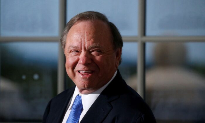 Harold Hamm of Continental Resources introduces himself at a dinner for business leaders hosted by President Donald Trump at Trump National Golf Club in Bedminster, N.J., on Aug. 7, 2018. (Leah Millis/Reuters)