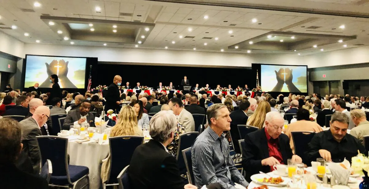 More than 400 dignitaries including civic leaders, clergy, and military personnel filled the ballroom of the Irvine Marriott near capacity for the 56th Annual Mayors’ Prayer Breakfast in Newport Beach, Calif., on Nov. 11, 2021. (Lynn Hackman/The Epoch Times)