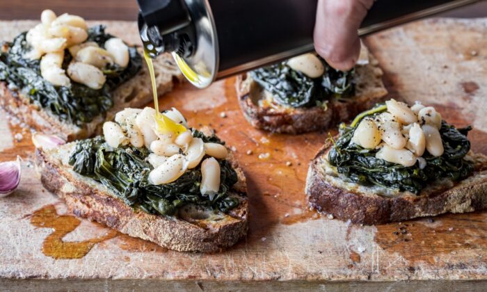 This seasonal toast, topped with buttery cannellini beans and long-cooked Tuscan kale, is a great canvas for olio nuovo. (Giulia Scarpaleggia)