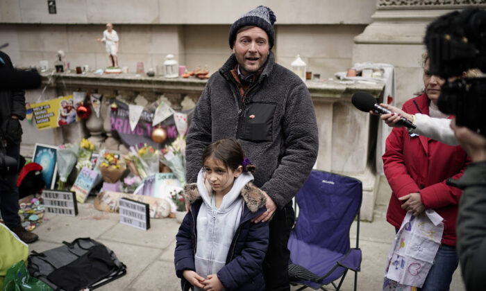 Richard Ratcliffe, the husband of Iranian detainee Nazanin Zaghari-Ratcliffe, with his daughter Gabriella as he ends his 21-day hunger strike outside the Foreign Office in central London on Nov. 13, 2021. (Aaron Chown/PA)

