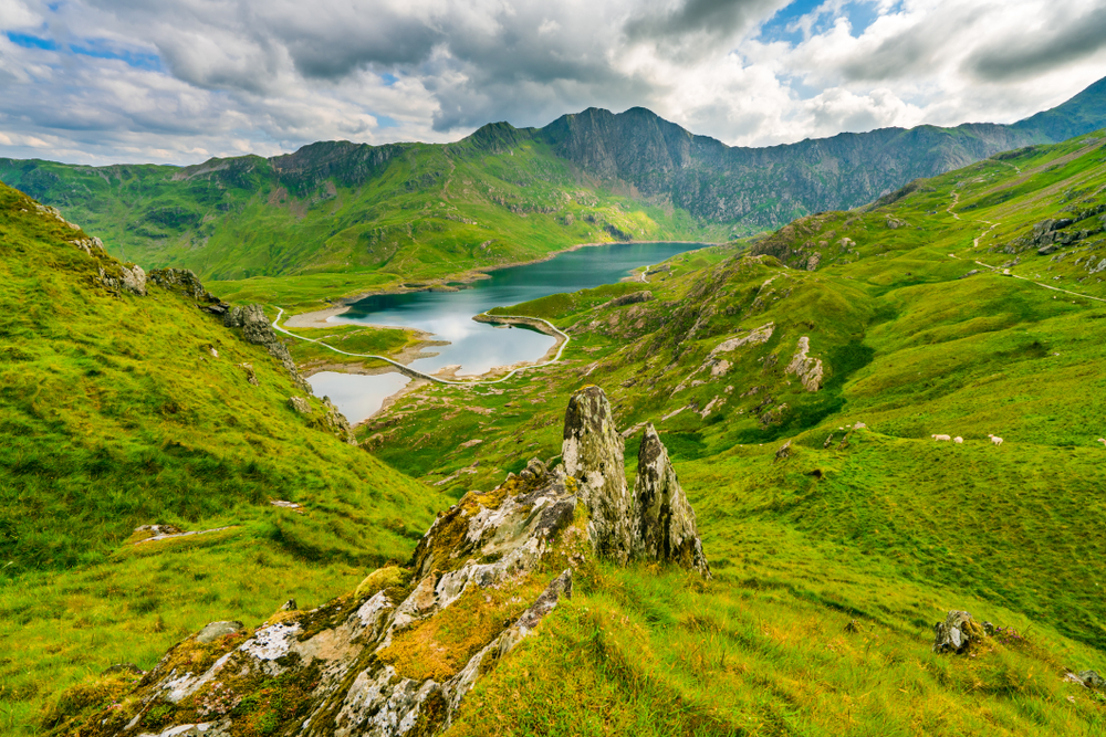 Beautiful,Landscape,Snowdon,National,Park,In,North,Wales,Overlooking,Llyn