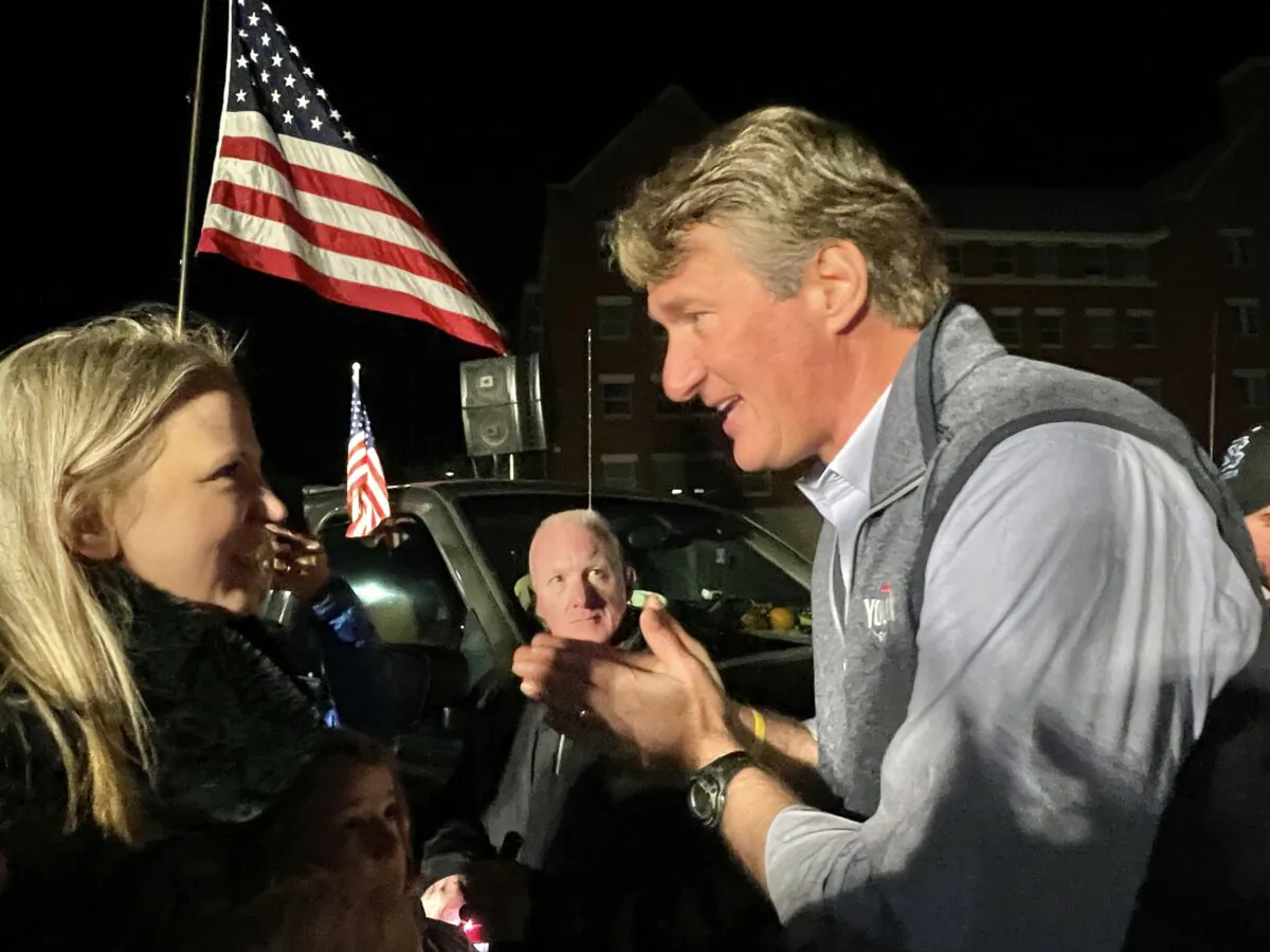 Jessica Mendez, a LCPS parent who’s also a member of the local activist group Fight for Schools,  speaks to Virginia Governor-Elect Glenn Youngkin (R) at Youngkin’s thank-you rally for Northern Virginia outside of Loudoun County Public Schools administration building in Ashburn, Va., on Nov. 13, 2021. (Terri Wu/The Epoch Times)