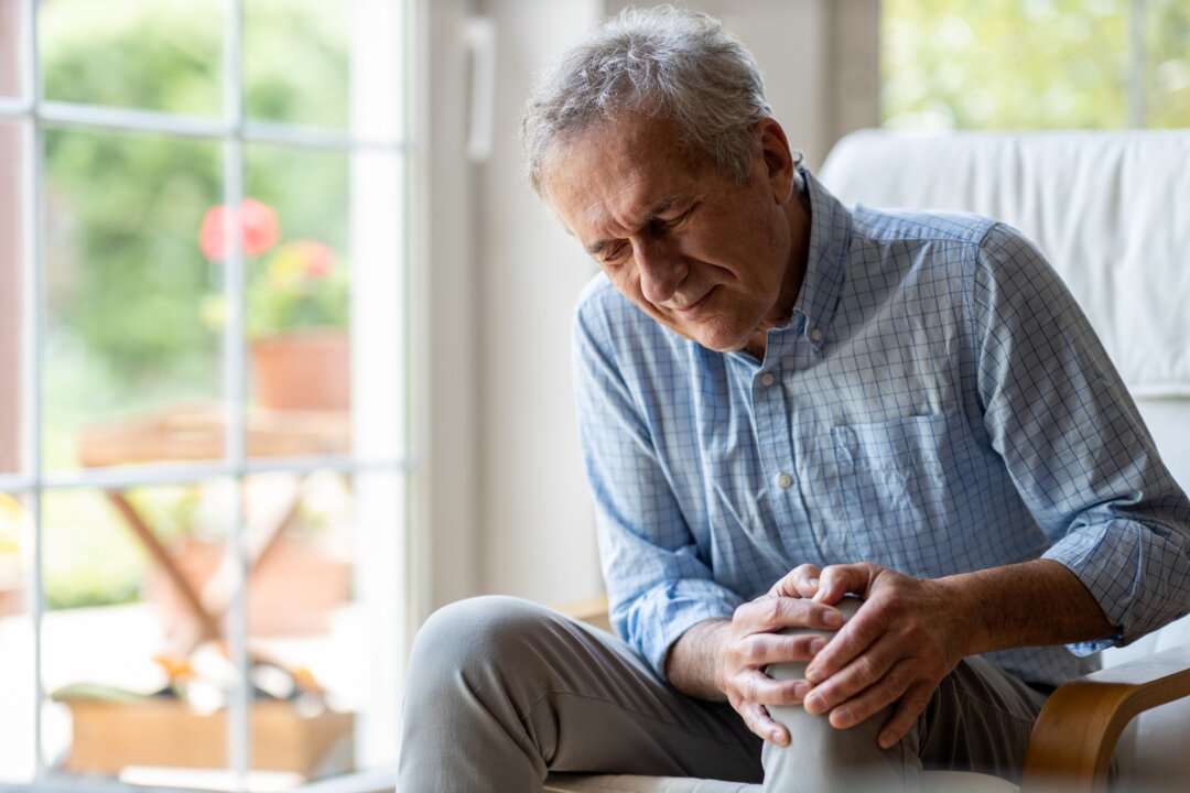 Common over-the-counter pain killers may be leaving some people worse for wear, new research suggests.(pikselstock/Shutterstock)