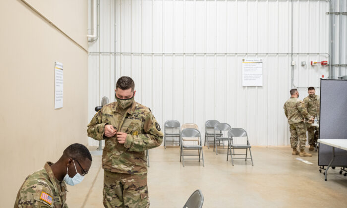 Preventative Medicine Services NCOIC Sergeant First Class Demetrius Roberson prepares to administer a COVID-19 vaccine to a soldier on Sept. 9, 2021 in Fort Knox, Kentucky. (Jon Cherry/Getty Images)