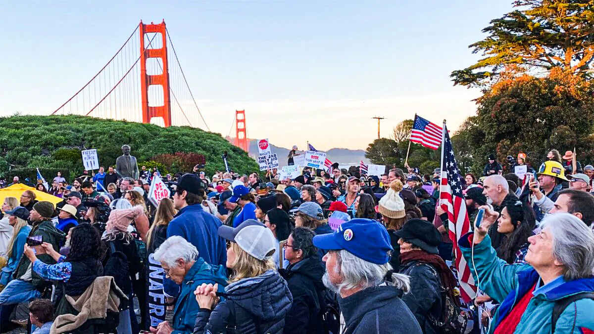 A crowd gathers to protest vaccine mandates near the Golden Gate Bridge in San Francisco, Calif., on Nov. 11, 2021. (Cynthia Cai/The Epoch Times)