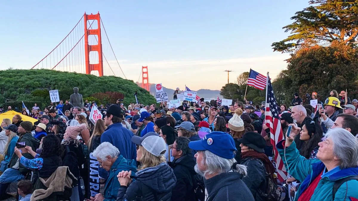 A crowd gathers to protest vaccine mandates near the Golden Gate Bridge in San Francisco, Calif., on Nov. 11, 2021. (Cynthia Cai/The Epoch Times)