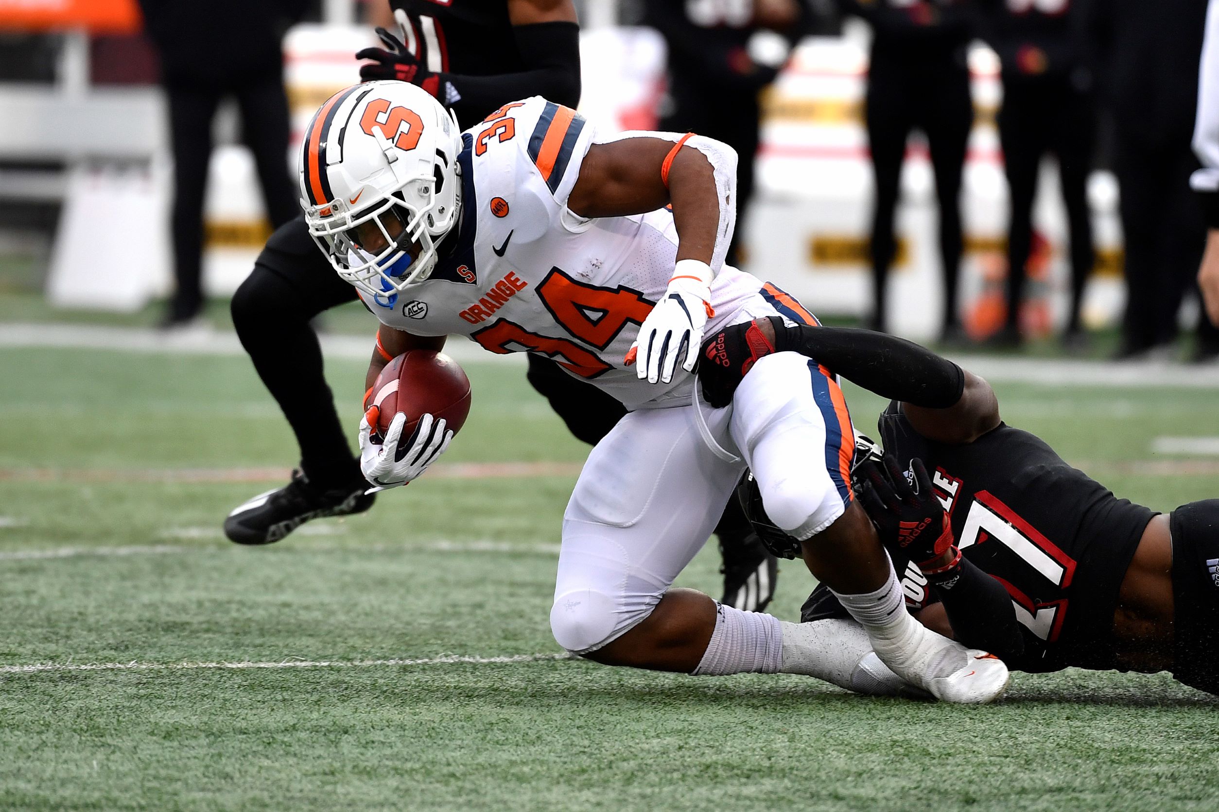 Louisville routs Syracuse 41-3