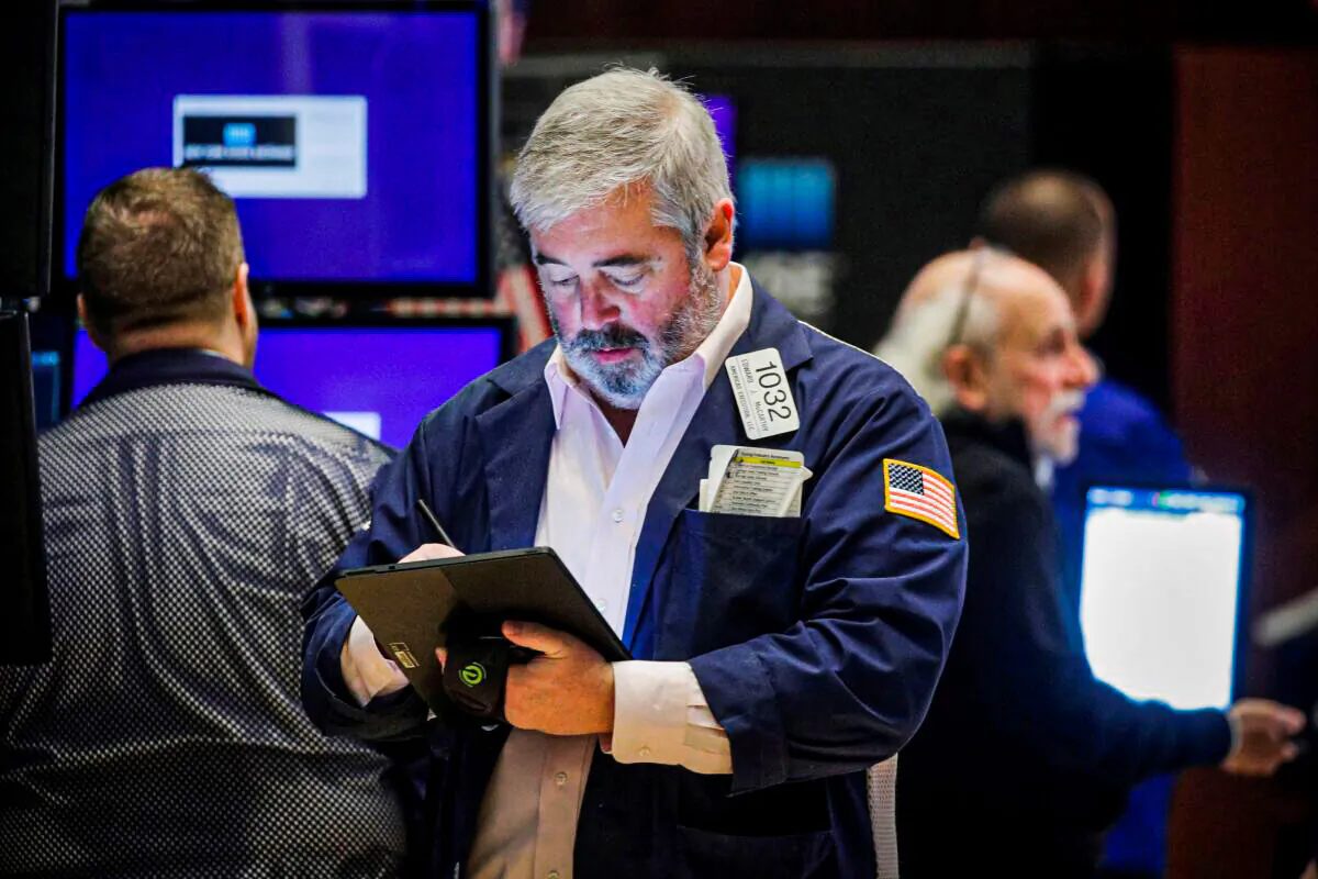 Traders work on the floor of the New York Stock Exchange (NYSE) in New York City on Nov. 8, 2021. (Brendan McDermid/Reuters)