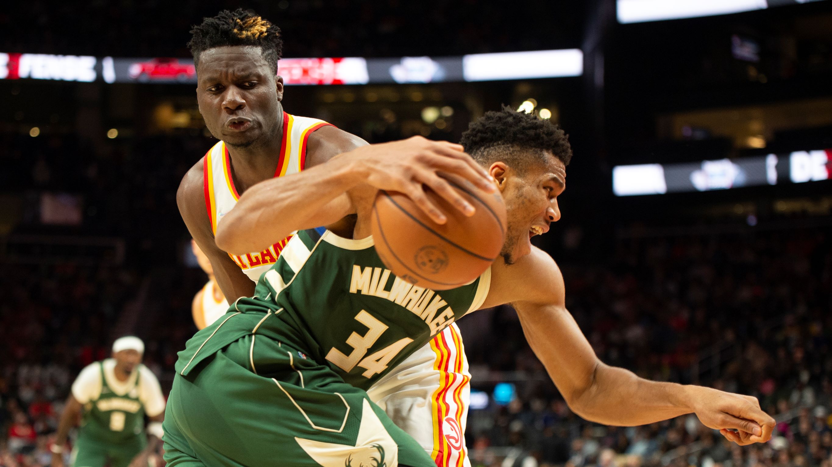 Milwaukee Bucks' Giannis Antetokounmpo (34)