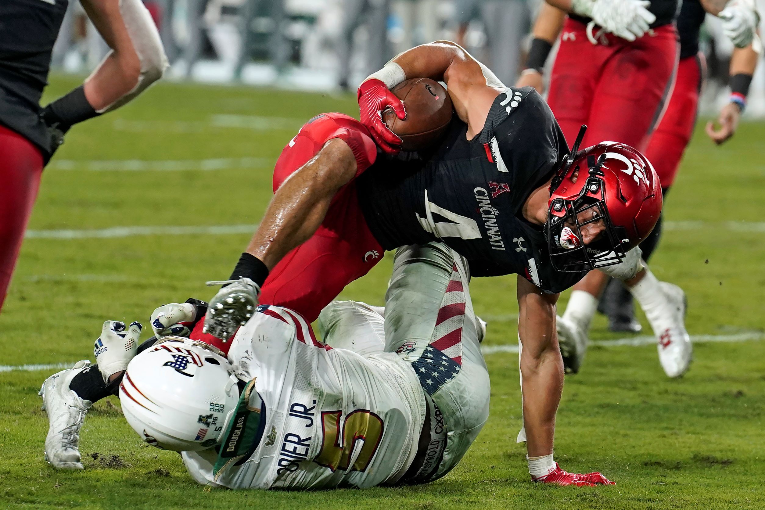 Cincinnati running back Ethan Wright (4)