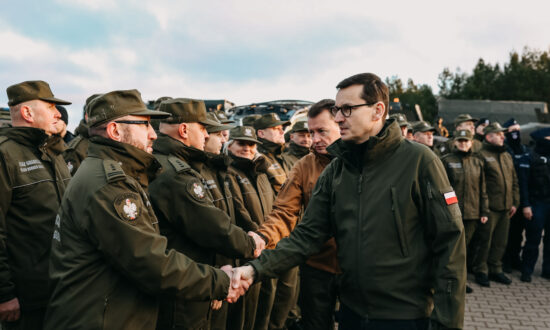 Poland, Lithuania, Latvia Consider Consulting NATO Amid Belarusian Border Crisis