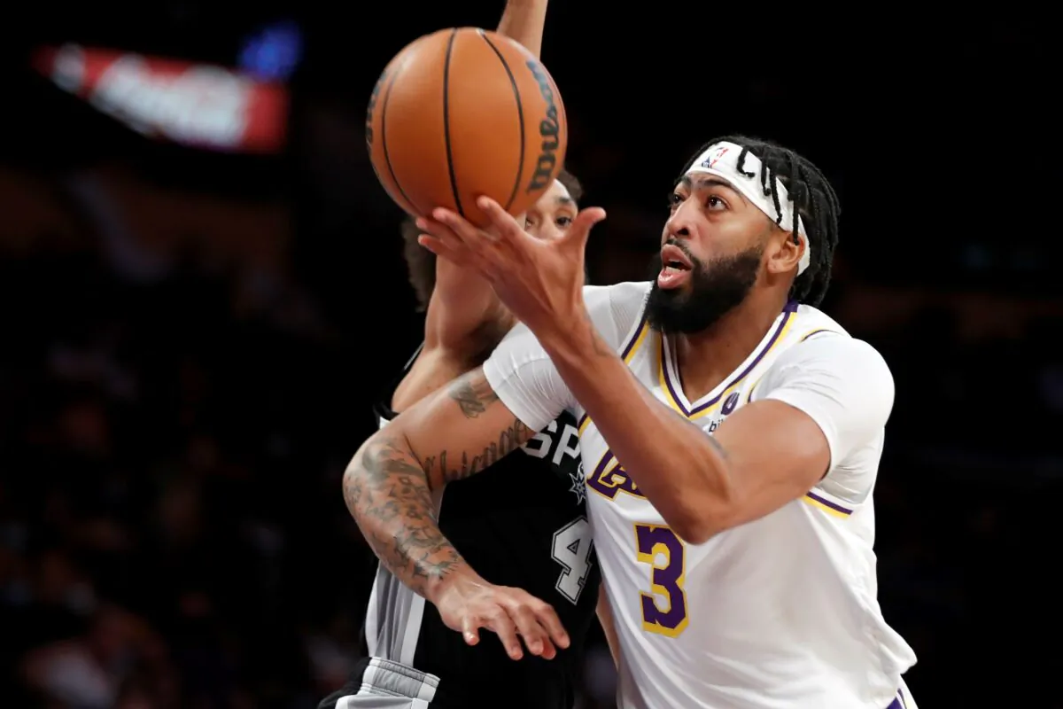 Los Angeles Lakers forward Anthony Davis (R) goes up against San Antonio Spurs guard Derrick White during the first half of an NBA basketball game in Los Angeles, on Nov. 14, 2021. (Alex Gallardo/AP Photo)