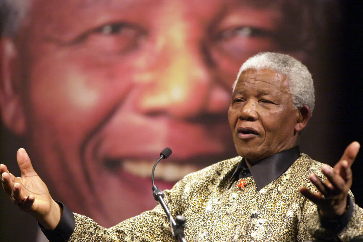 Former South African President Nelson Mandela talks at a luncheon at Melbourne's Exhibition Centre, Australia, on Sept. 8, 2000. (AAP Photo/Julian Smith)