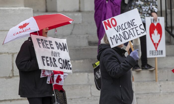 People protest against COVID-19 vaccine mandates and masking measures during a rally in Kingston, Ont., on Nov. 14, 2021. (The Canadian Press/Lars Hagberg)