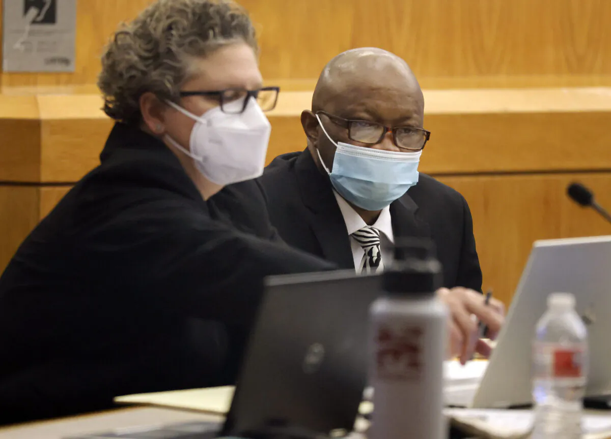 Billy Chemirmir (R) listens to private investigator Tonia Silva as his murder trial gets underway at the Frank Crowley Courts Building in Dallas, Texas, on Nov. 15, 2021. (Tom Fox/The Dallas Morning News via AP)