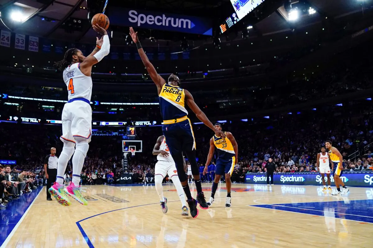 New York Knicks' Derrick Rose (4) shoots over Indiana Pacers' Justin Holiday (8) during the second half of an NBA basketball game in New York, on Nov. 15, 2021. (Frank Franklin II/AP Photo)