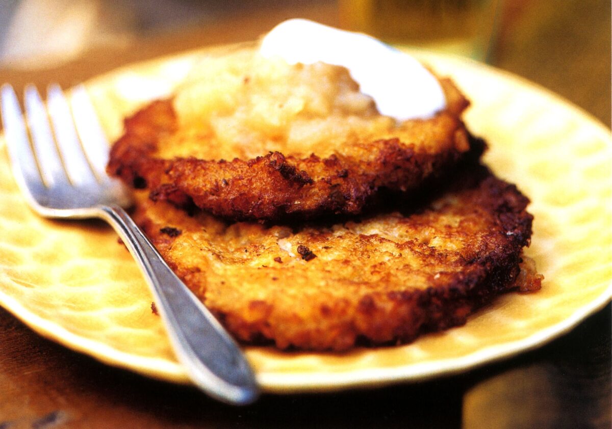 These crispy savory pancakes, also called latkes, are the star ingredient for a Hanukkah party. （Noel Barnhurst/TNS）