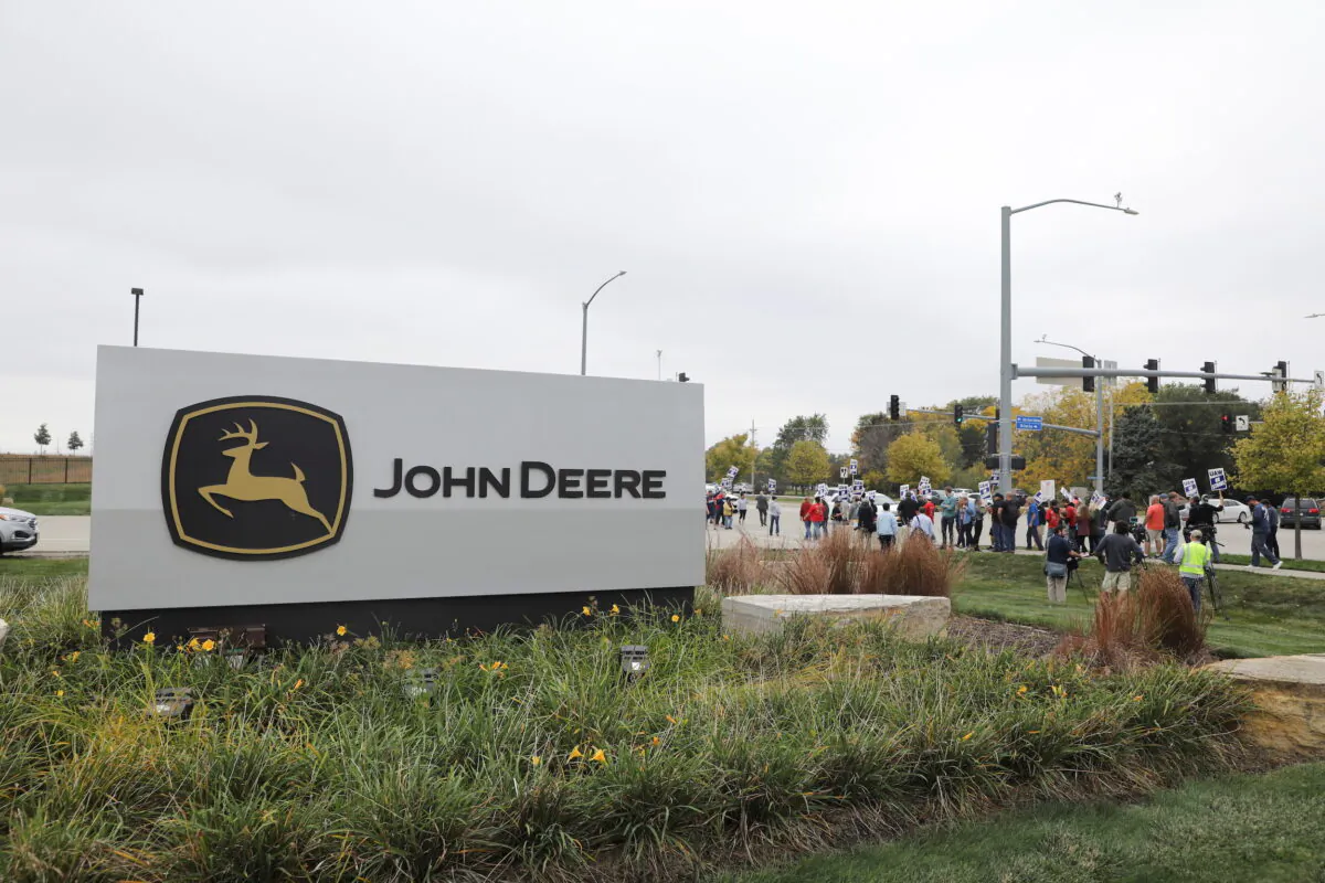 Striking members of the United Auto Workers (UAW) picket at the Deere & Co. farm equipment plant before a visit by U.S. Agriculture Secretary Tom Vilsack in Ankeny, Iowa, on Oct. 20, 2021. (Scott Morgan/Reuters)