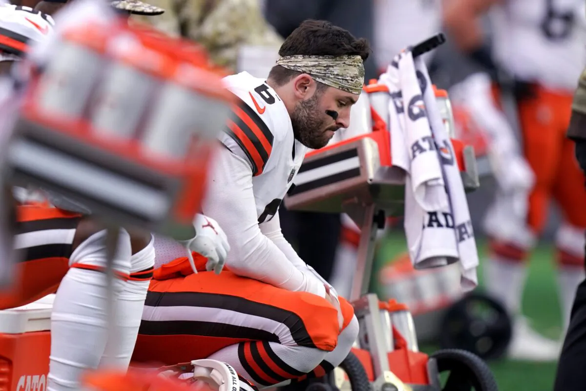 Cleveland Browns quarterback Baker Mayfield (6) sits on the bench after an apparent injury during the second half of an NFL football game against the New England Patriots, in Foxborough, Mass., on Nov. 14, 2021. (Steven Senne/AP Photo)