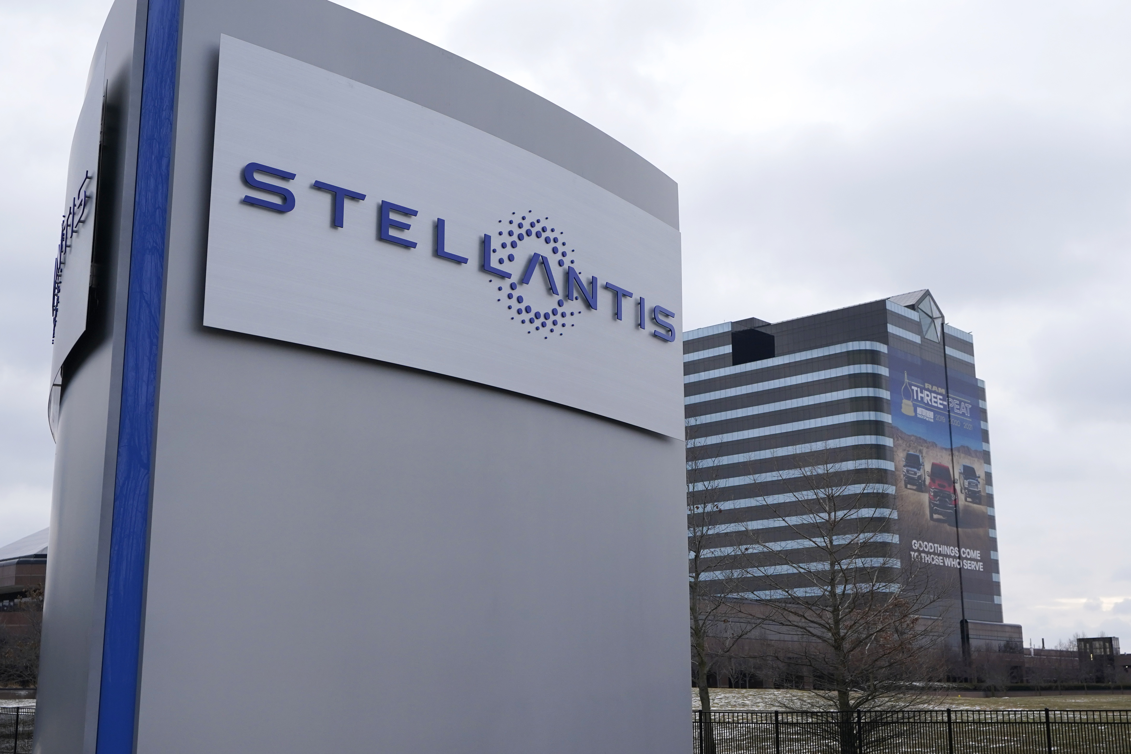 Stellantis and Foxconn Announce Partnership for New Line of Automotive Semiconductor Chips - Vimarsana News