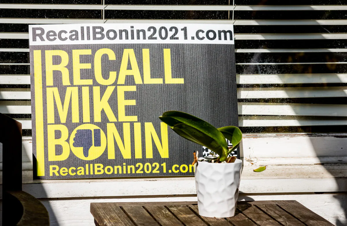 A sign to recall 11th district Los angeles City Councilman Mike Bonin sits in the yard of a home in Venice Beach, Calif., on Nov. 8, 2021. (John Fredricks/The Epoch Times)