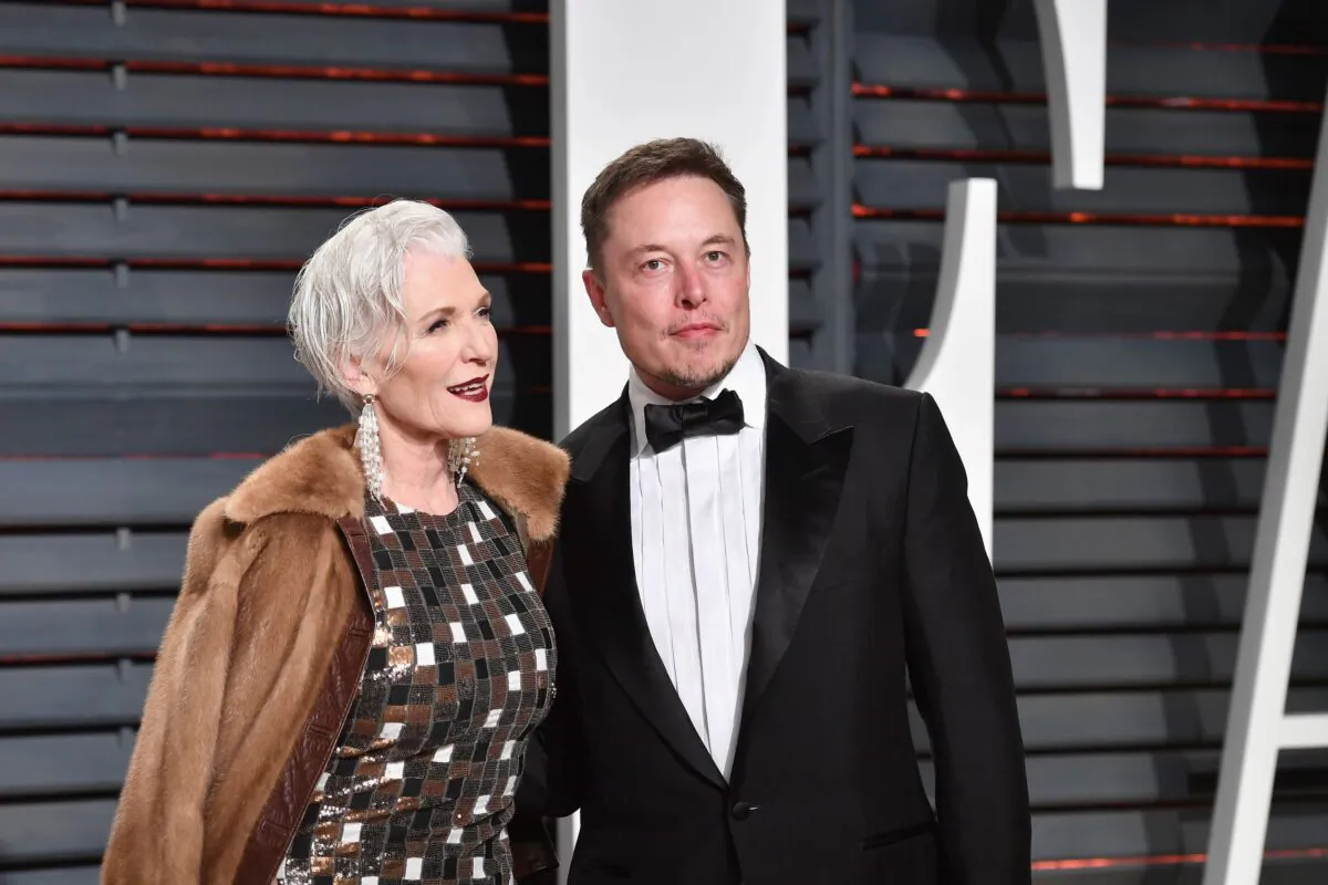 Maye Musk (L) and SpaceX CEO Elon Musk attend the 2017 Vanity Fair Oscar Party hosted by Graydon Carter at Wallis Annenberg Center for the Performing Arts in Beverly Hills, Calif., on Feb. 26, 2017 (Pascal Le Segretain/Getty Images)