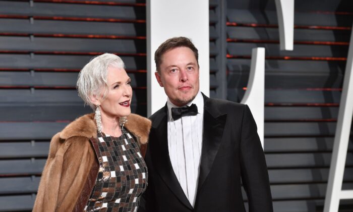 Maye Musk (L) and SpaceX CEO Elon Musk attend the 2017 Vanity Fair Oscar Party hosted by Graydon Carter at Wallis Annenberg Center for the Performing Arts in Beverly Hills, Calif., on Feb. 26, 2017 (Pascal Le Segretain/Getty Images)
