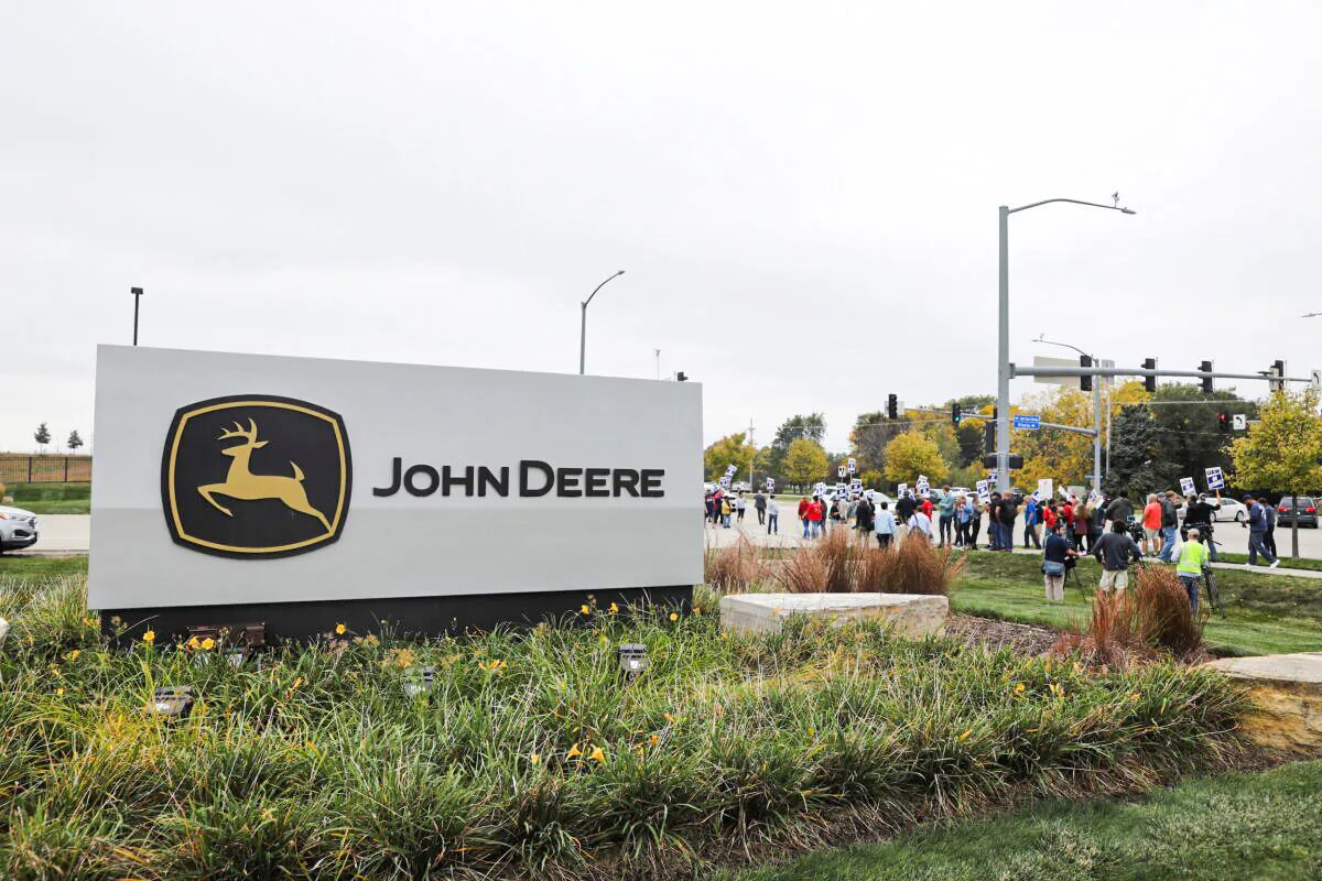 Striking members of the United Auto Workers (UAW) picket at the Deere & Co. farm equipment plant before a visit by U.S. Agriculture Secretary Tom Vilsack in Ankeny, Iowa, on Oct. 20, 2021. (Scott Morgan/Reuters)